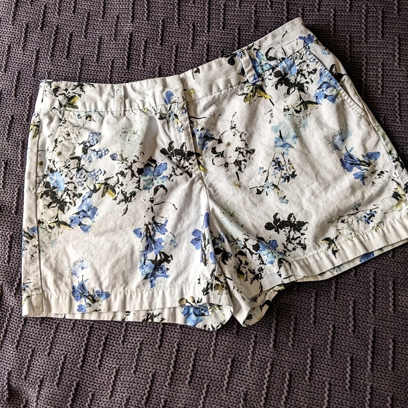 LOFT Pants - LOFT Lilac Floral 4" Shorts Sz 8